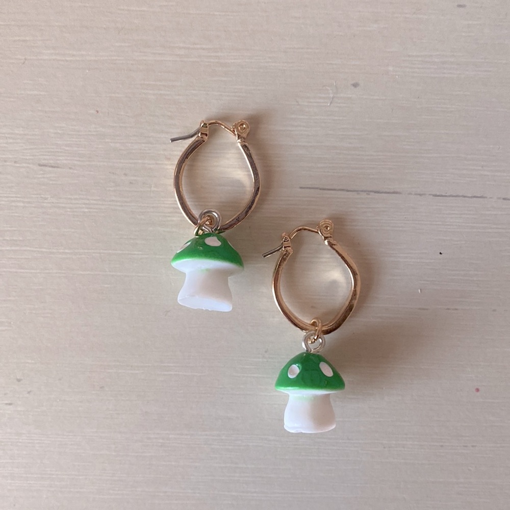 NWT dollskill green resin and gold tone hippie bohemian huggie mushroom earrings